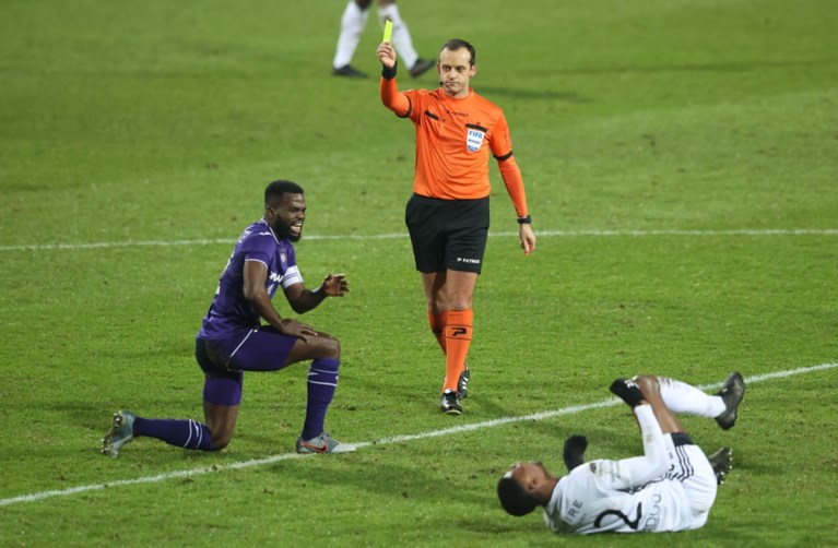 Anderlecht Kapitein Kemar Lawrence Pakt Rode Kaart Na Stevig Het Nieuwsblad Mobile