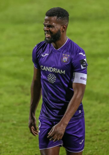 Anderlecht-kapitein Kemar Lawrence pakt rode kaart na stevige tackle, Sambi Lokonga reageert kwaad: “De VAR heeft geen zin”