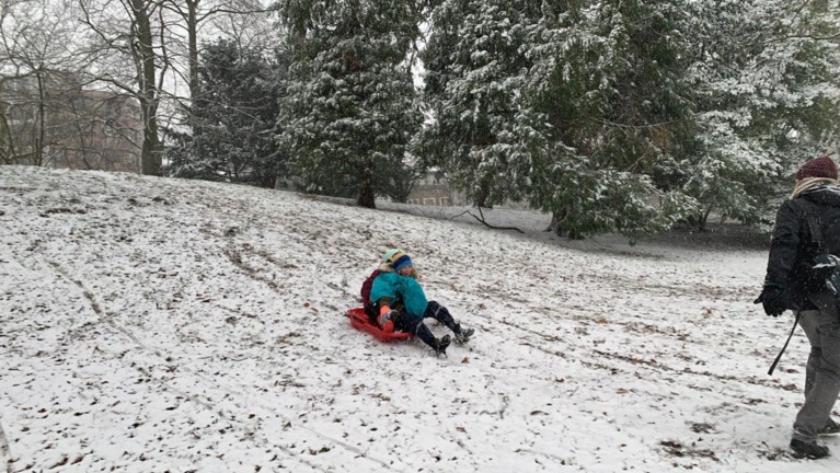 Sneeuwpret lokt Gentenaars naar buiten: hele stad bedekt onder laag sneeuw