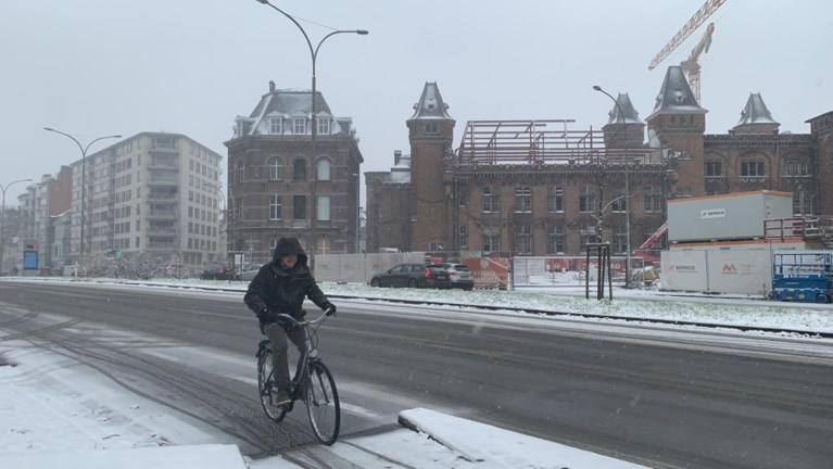 Sneeuwpret lokt Gentenaars naar buiten: hele stad bedekt onder laag sneeuw