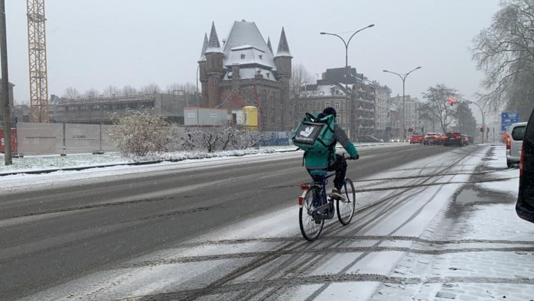 Sneeuwpret lokt Gentenaars naar buiten: hele stad bedekt onder laag sneeuw