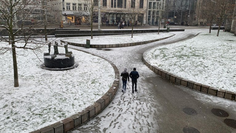Sneeuwpret lokt Gentenaars naar buiten: hele stad bedekt onder laag sneeuw