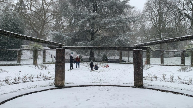 Sneeuwpret lokt Gentenaars naar buiten: hele stad bedekt onder laag sneeuw