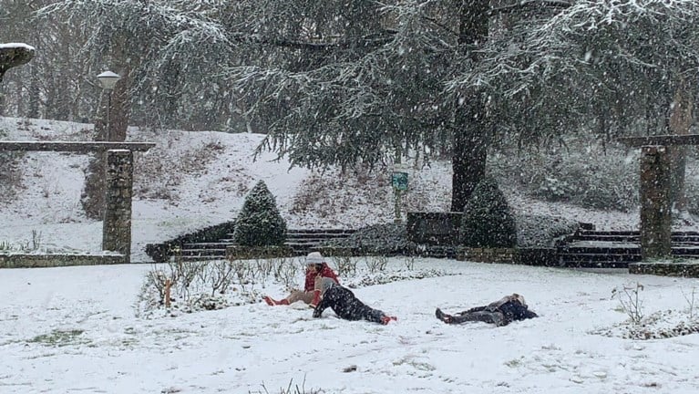 Sneeuwpret lokt Gentenaars naar buiten: hele stad bedekt onder laag sneeuw