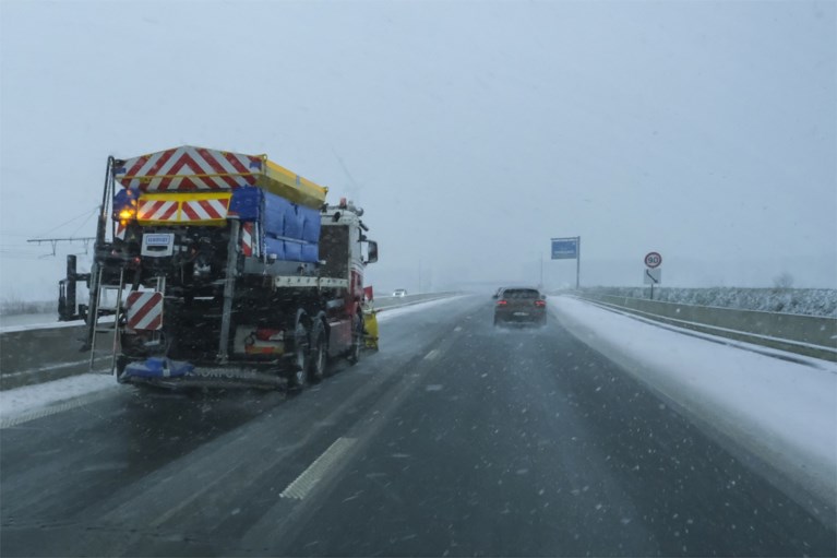 Eerste sneeuw is gevallen en meteen ook eerste ongevallen, Vlaams Verkeerscentrum waarschuwt voor gladde wegen