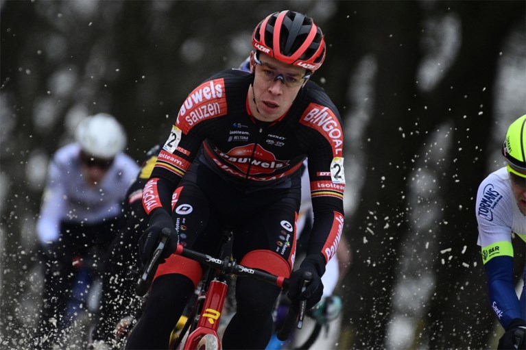 Wout van Aert na eerste overwinning in tricolore kampioenstrui: “Ik hoop straks een mooie foto van mezelf te vinden”