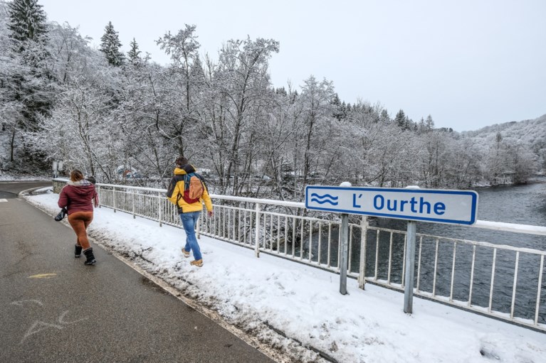 Eerste sneeuw is gevallen en meteen ook eerste ongevallen, Vlaams Verkeerscentrum waarschuwt voor gladde wegen
