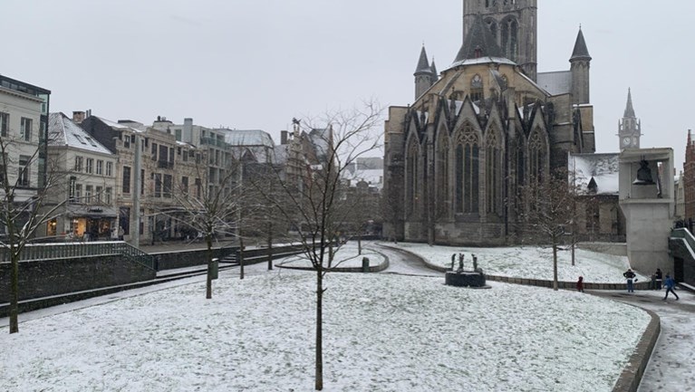 Eerste sneeuw is gevallen en meteen ook eerste ongevallen, Vlaams Verkeerscentrum waarschuwt voor gladde wegen