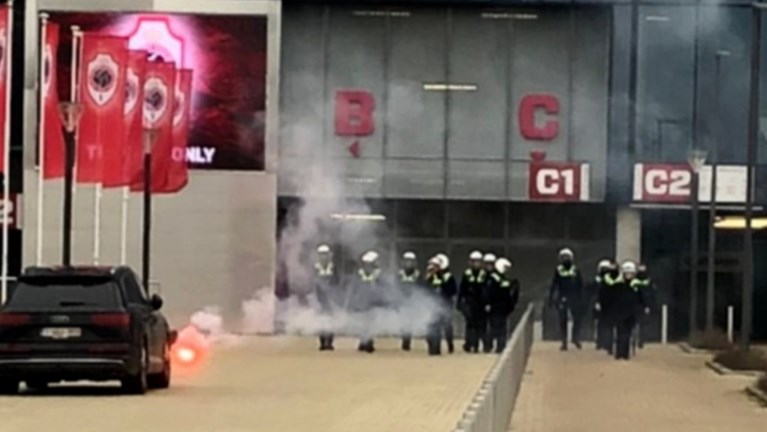 Opnieuw protest tegen Lamkel Zé op de Bosuil: “Redelijk incidentloos”
