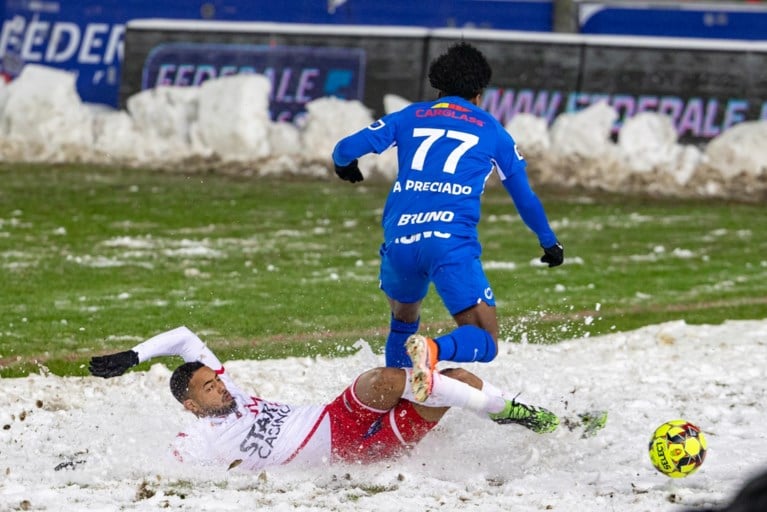 Professional Refereeing Department steunt beslissing om te spelen op besneeuwde velden na klacht van Racing Genk