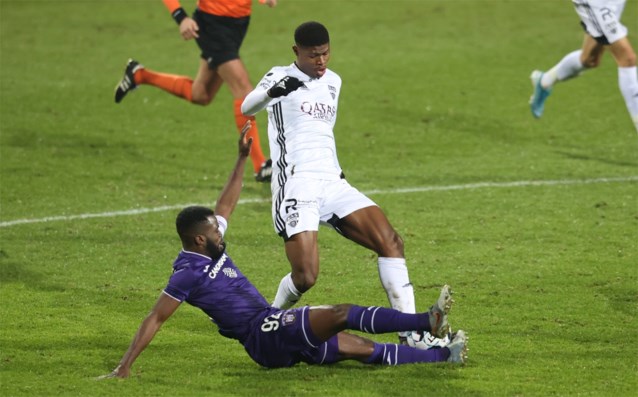 Anderlecht-kapitein Kemar Lawrence pakt rode kaart na stevig... - Het Nieuwsblad