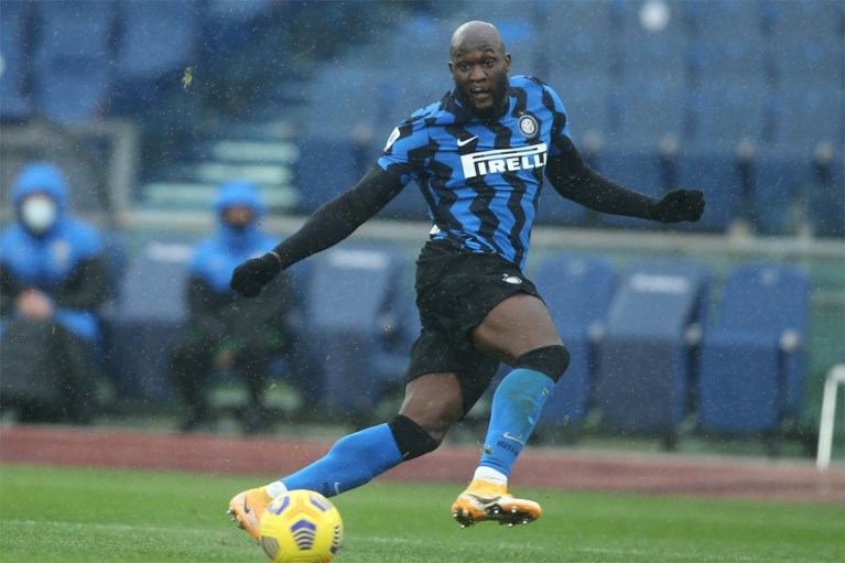 Romelu Lukaku wint met Inter de topper tegen Juventus en komt (voorlopig) mee aan de leiding