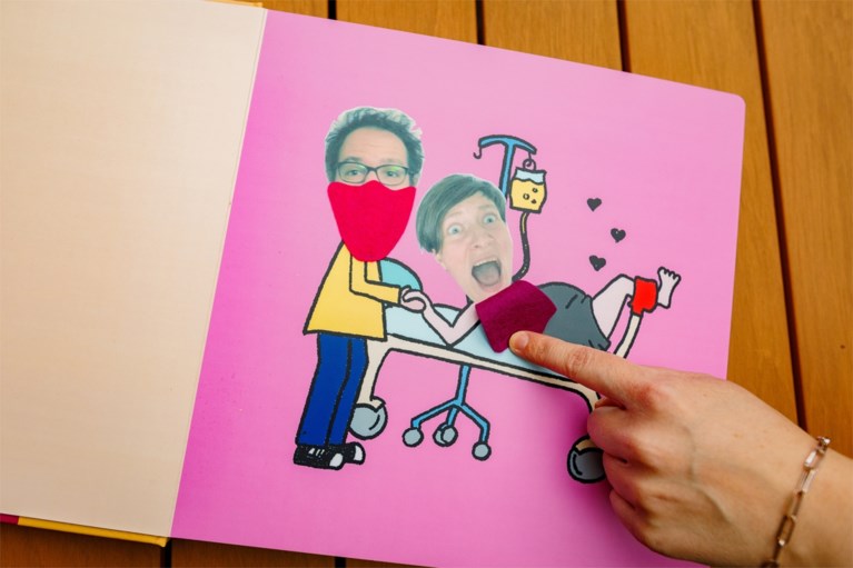 Origineel: mama leert zoontje de gezichten achter mondmaskerbezoek kennen met zelfgemaakt boekje