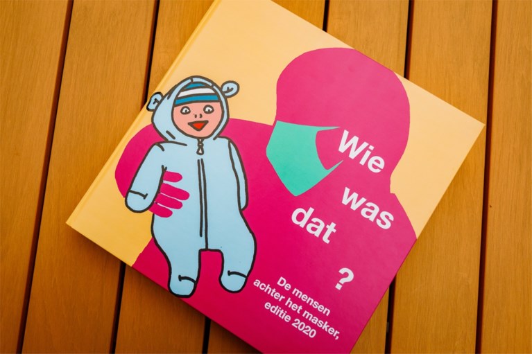 Origineel: mama leert zoontje de gezichten achter mondmaskerbezoek kennen met zelfgemaakt boekje