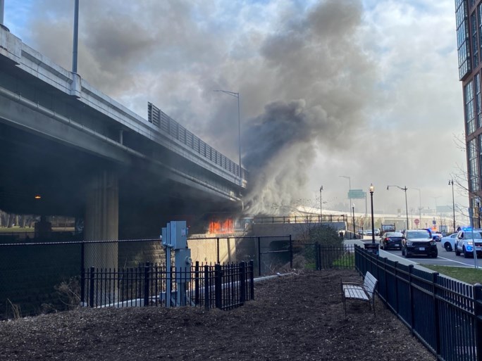 Zenuwen staan op scherp in VS: paniek en gedeeltelijke lockdown in het Capitool na brandje in de buurt
