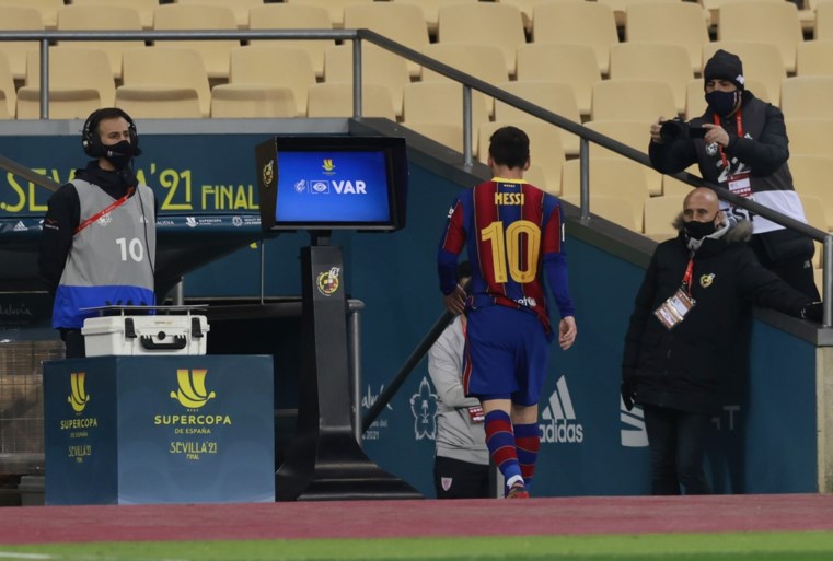 Lionel Messi pakt voor de eerste keer ooit een rode kaart in 753 matchen(!) bij FC Barcelona na verloren Supercup-finale tegen Athletic Bilbao