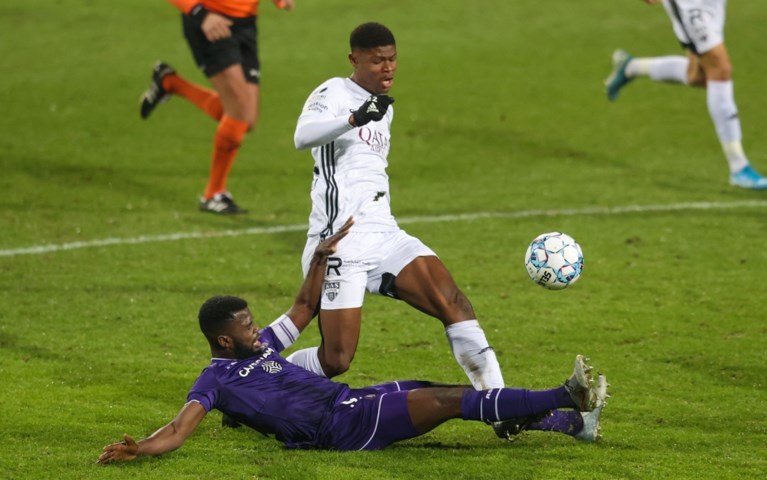 Anderlecht-kapitein Kemar Lawrence pakt rode kaart na stevige tackle, Sambi Lokonga reageert kwaad: “De VAR heeft geen zin”