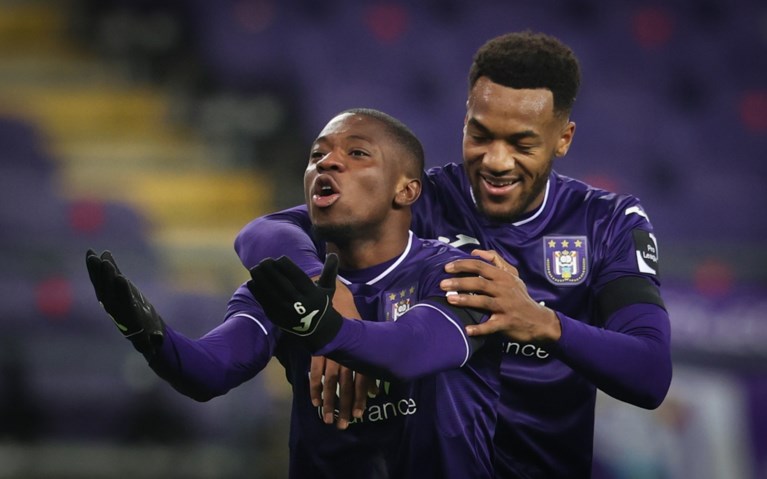 IJzersterk Anderlecht bevestigt thuisreputatie en rukt na ruime zege tegen Charleroi op naar derde plek