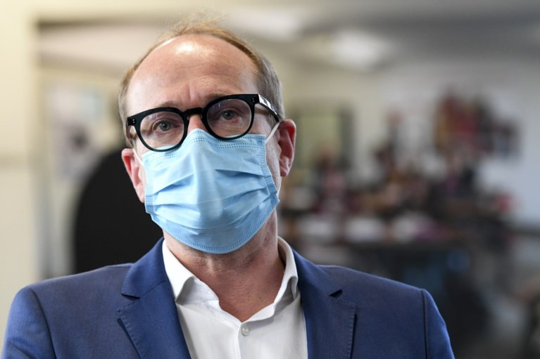 Week afstandsonderwijs voor krokusvakantie en preventieve mondmaskers bij besmetting in lagere school: dit stelt Weyts voor aan Overlegcomité