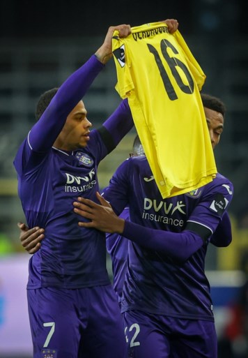 IJzersterk Anderlecht bevestigt thuisreputatie en rukt na ruime zege tegen Charleroi op naar derde plek