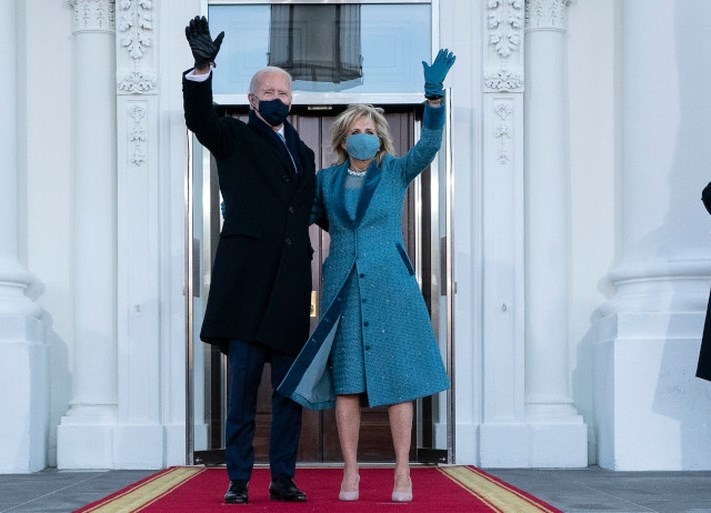 Jill Biden in blauw, Jennifer Lopez in Chanel: dit zijn de outfits van deze inauguratie