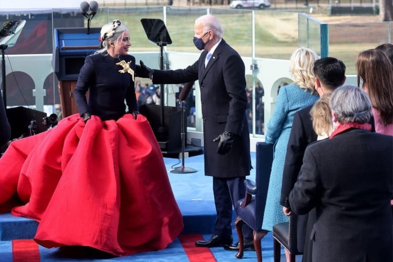 Jill Biden in blauw, Jennifer Lopez in Chanel: dit zijn de outfits van deze inauguratie