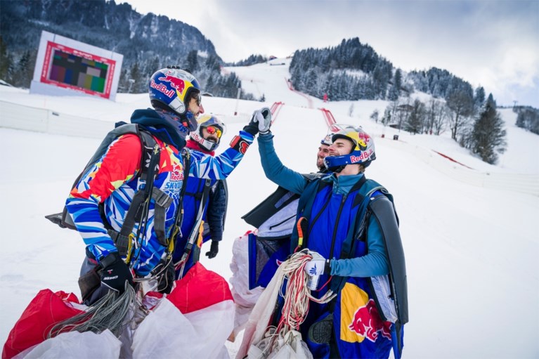 Waanzin: Red Bull Skydive Team vliegt aan 250km/u net boven de sneeuw op meest beruchte skipiste ter wereld