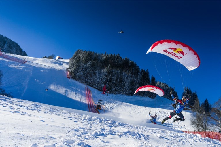 Waanzin: Red Bull Skydive Team vliegt aan 250km/u net boven de sneeuw op meest beruchte skipiste ter wereld