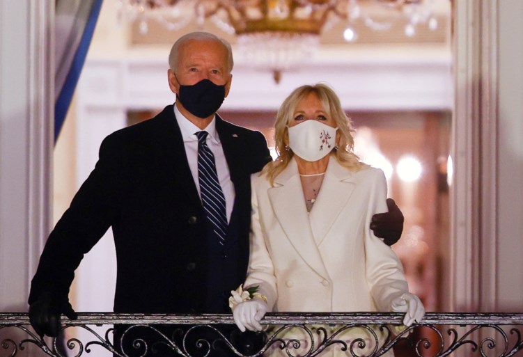 Amerikaanse sterren en oud-presidenten brengen eerbetoon aan president Biden