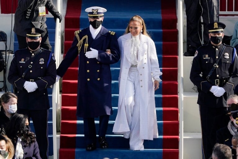 Jill Biden in blauw, Jennifer Lopez in Chanel: dit zijn de outfits van deze inauguratie