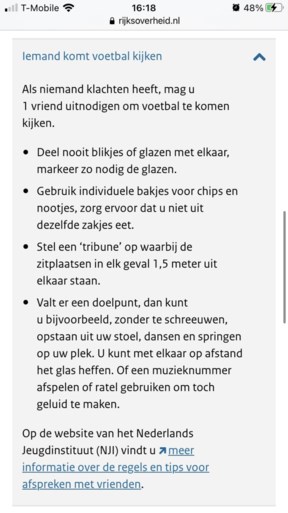 Nederlandse overheid komt met hilarische tips voor coronaproof avondje voetbal thuis: “Bij een doelpunt kan u, zonder te schreeuwen, opstaan uit uw stoel”