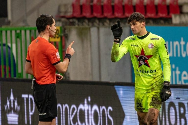 Francky Dury razend na VAR-ingreep bij gestopte penalty in extra tijd: “Wat is het volgende, een blinddoek voor keepers?”