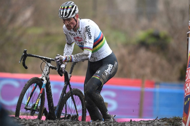 Mathieu van der Poel klopt ook in Hamme Wout van Aert, maar is niet helemaal tevreden: “Op het WK moet het beter”
