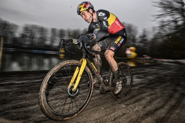 Mathieu van der Poel klopt ook in Hamme Wout van Aert, maar is niet helemaal tevreden: “Op het WK moet het beter”