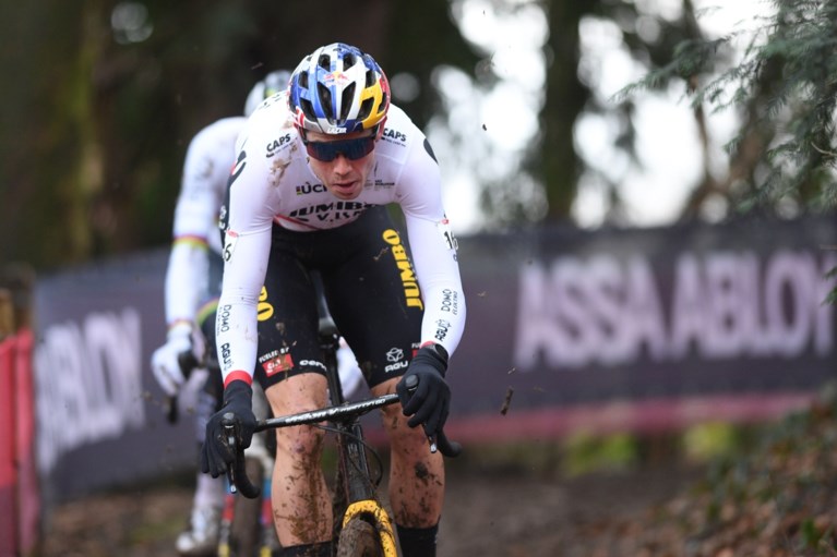 Wout van Aert kan vlak voor WK nog eens winnen van Mathieu van der Poel: “Aangenaam om konijn te zijn in plaats van jager”