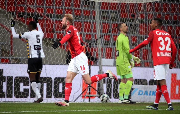 Wat een derby: Standard boekt in het slot dan toch vierde overwinning op rij, Charleroi zakt steeds verder weg
