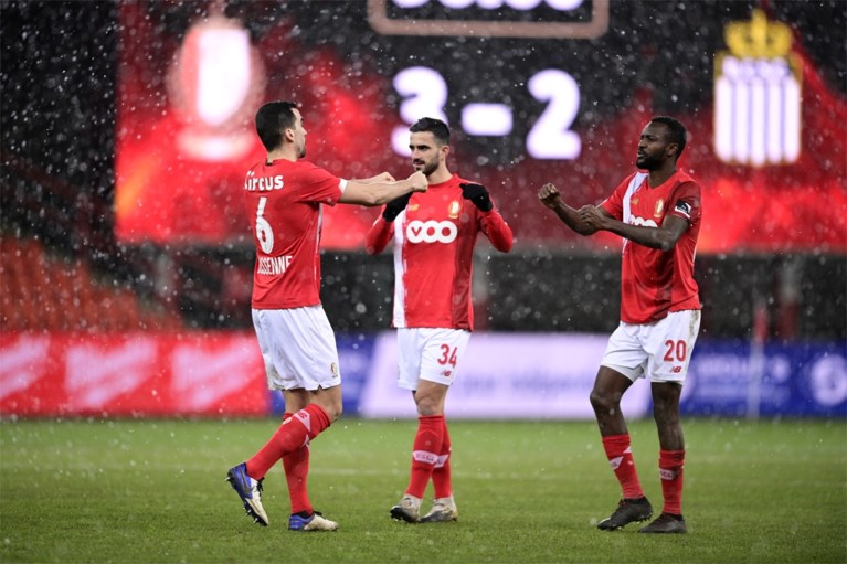 Wat een derby: Standard boekt in het slot dan toch vierde overwinning op rij, Charleroi zakt steeds verder weg