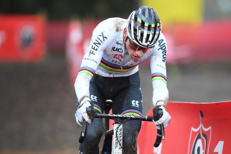 Wout van Aert kan vlak voor WK nog eens winnen van Mathieu van der Poel: “Aangenaam om konijn te zijn in plaats van jager”