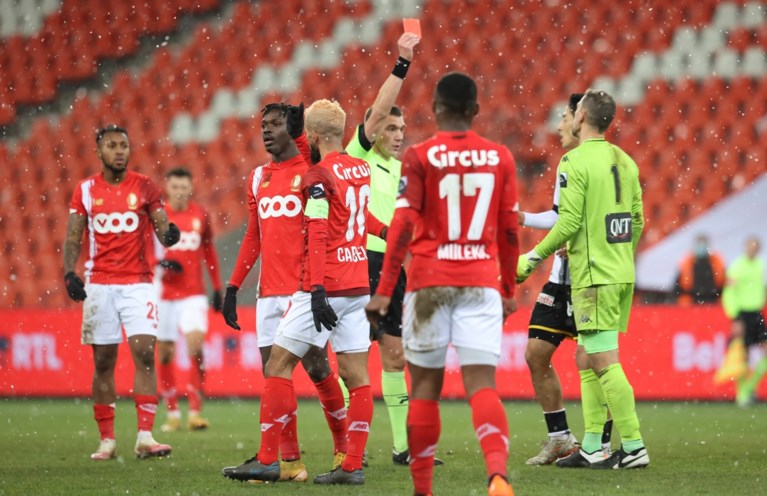 En plots is Guillaume Gillet de doelman van Charleroi...