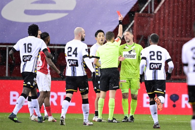 En plots is Guillaume Gillet de doelman van Charleroi...