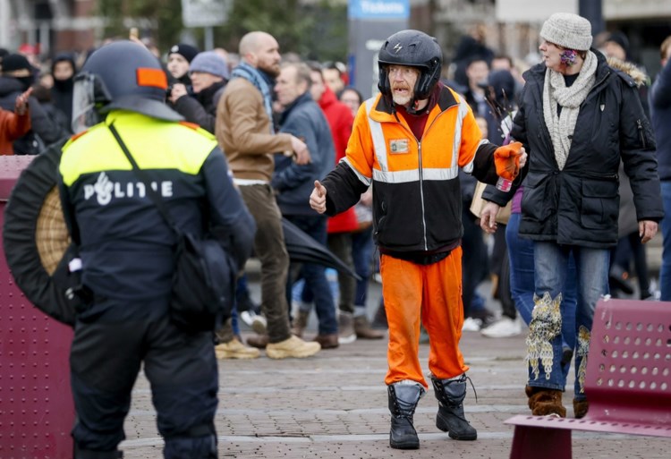 Alweer protest tegen coronaregels in Nederland: relschoppers zwaar in de clinch met politie in Amsterdam en Eindhoven
