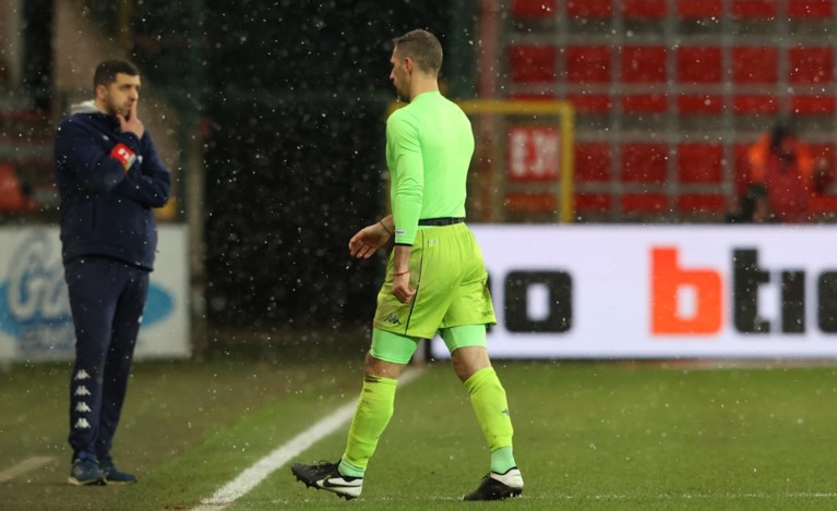 En plots is Guillaume Gillet de doelman van Charleroi...