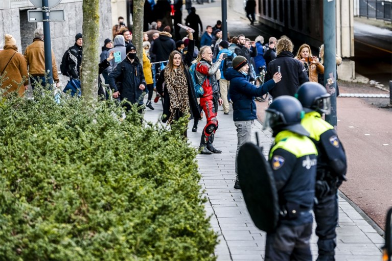 Alweer protest tegen coronaregels in Nederland: relschoppers zwaar in de clinch met politie in Amsterdam en Eindhoven