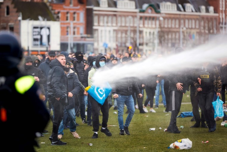Alweer protest tegen coronaregels in Nederland: relschoppers zwaar in de clinch met politie in Amsterdam en Eindhoven