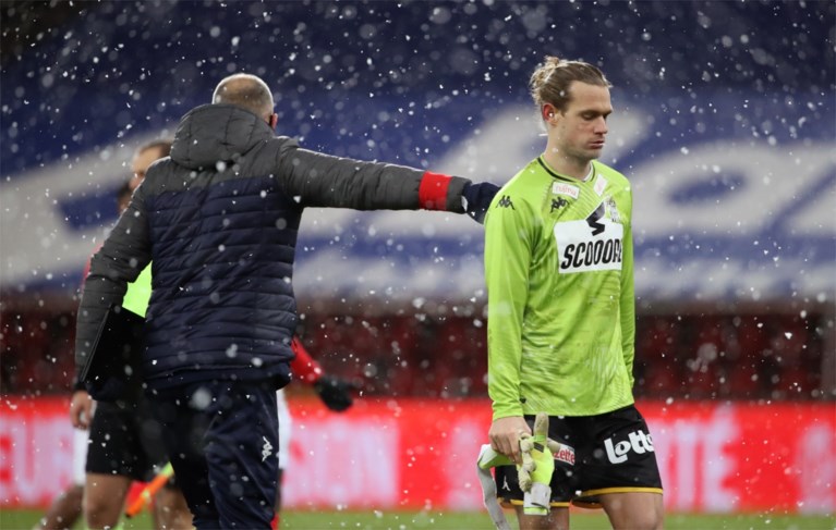 En plots is Guillaume Gillet de doelman van Charleroi...