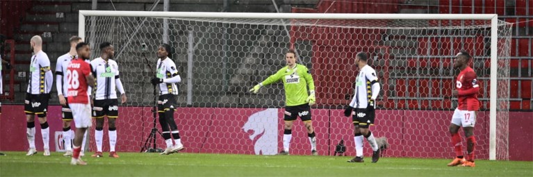 En plots is Guillaume Gillet de doelman van Charleroi...