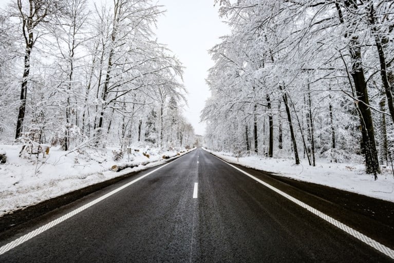 Eerste sneeuw is gevallen en meteen ook eerste ongevallen, Vlaams Verkeerscentrum waarschuwt voor gladde wegen
