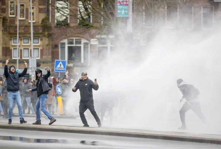 Alweer protest tegen coronaregels in Nederland: relschoppers zwaar in de clinch met politie in Amsterdam en Eindhoven