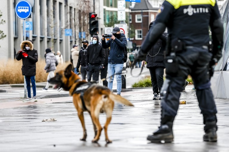 Alweer protest tegen coronaregels in Nederland: relschoppers zwaar in de clinch met politie in Amsterdam en Eindhoven