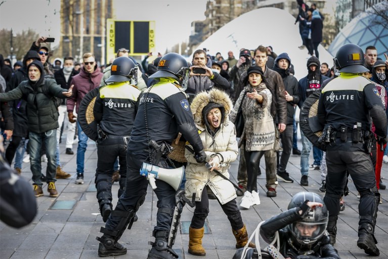 Alweer protest tegen coronaregels in Nederland: relschoppers zwaar in de clinch met politie in Amsterdam en Eindhoven
